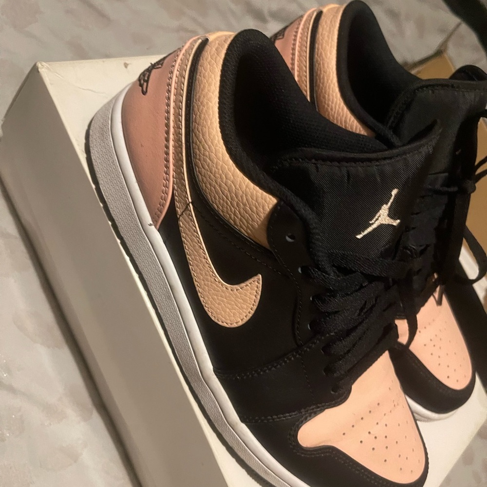 pink nike